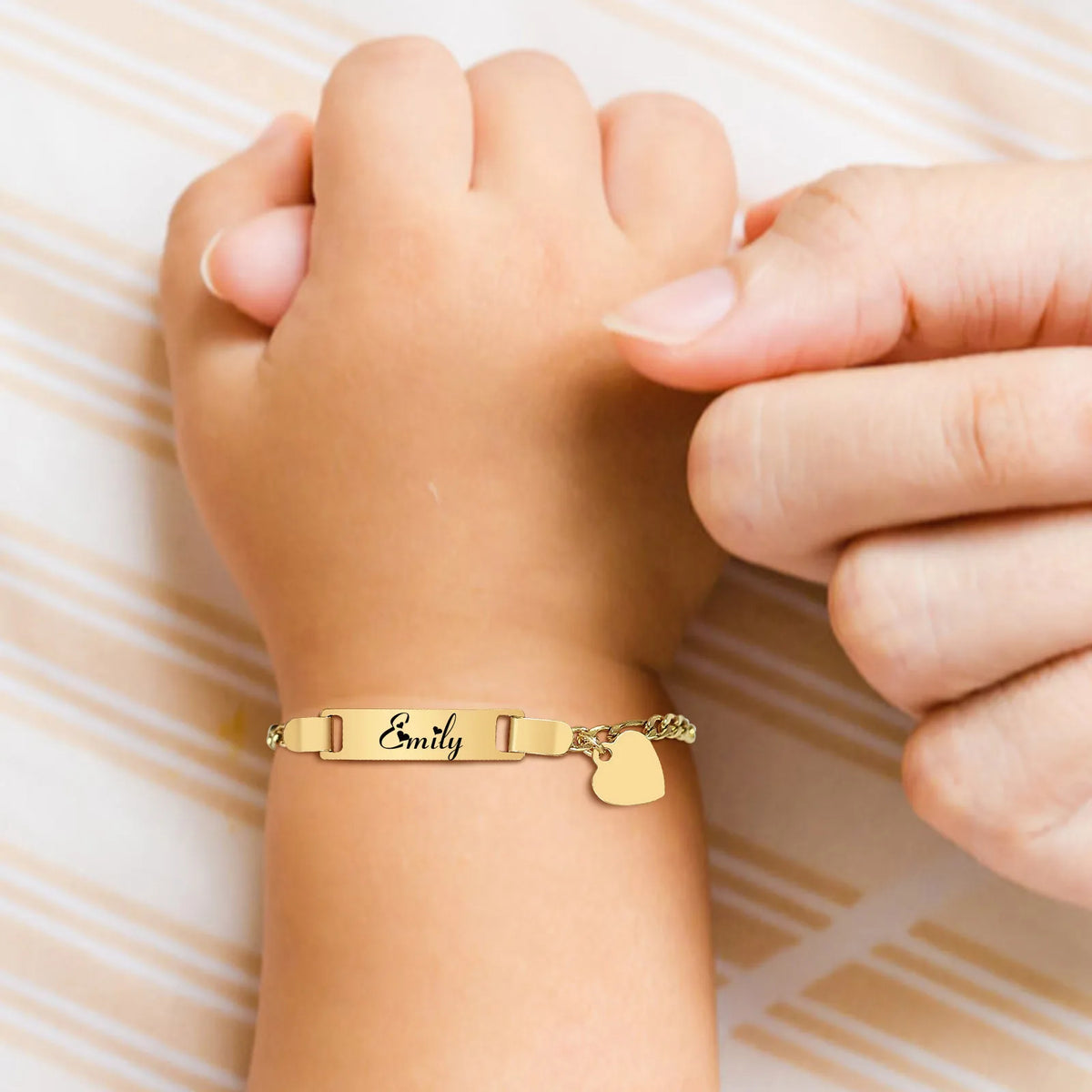 Personalized Heart Bracelet for Girls - Custom Engraved Stainless Steel Figaro Chain Link, Adjustable Gift for Any Occasion